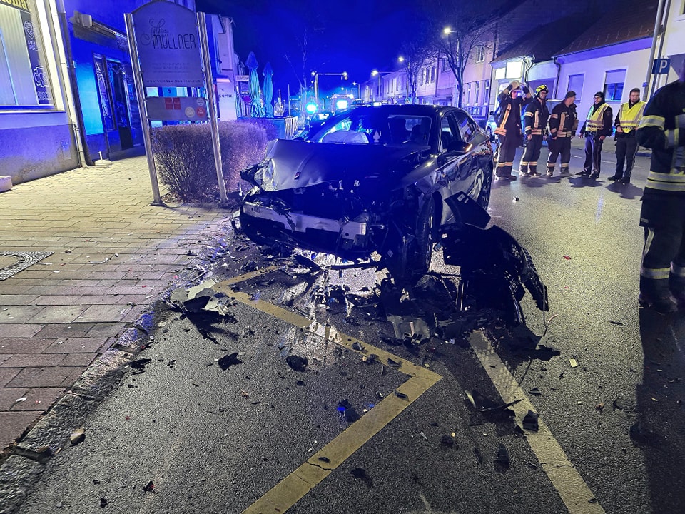 Fahrzeugbergung nach Verkehrsunfall in Neusiedl am See Freiwillige Feuerwehr Neusiedl am See 2