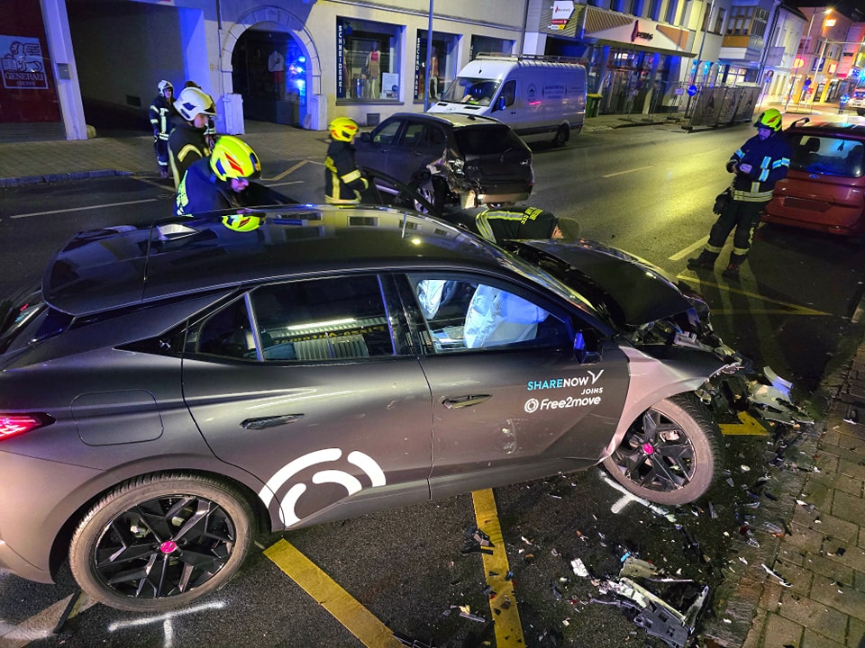 Fahrzeugbergung nach Verkehrsunfall in Neusiedl am See Freiwillige Feuerwehr Neusiedl am See 4