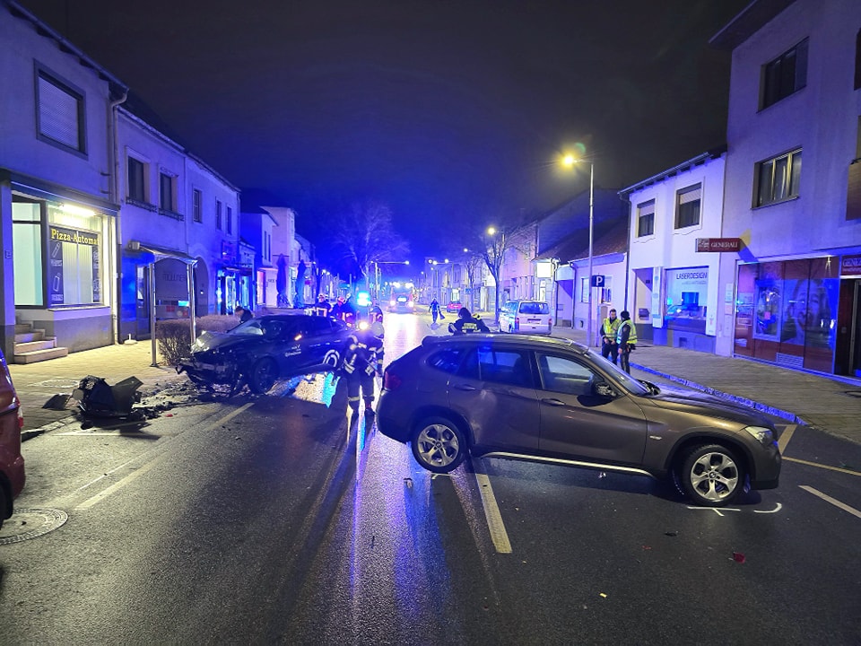 Fahrzeugbergung nach Verkehrsunfall in Neusiedl am See Freiwillige Feuerwehr Neusiedl am See 6