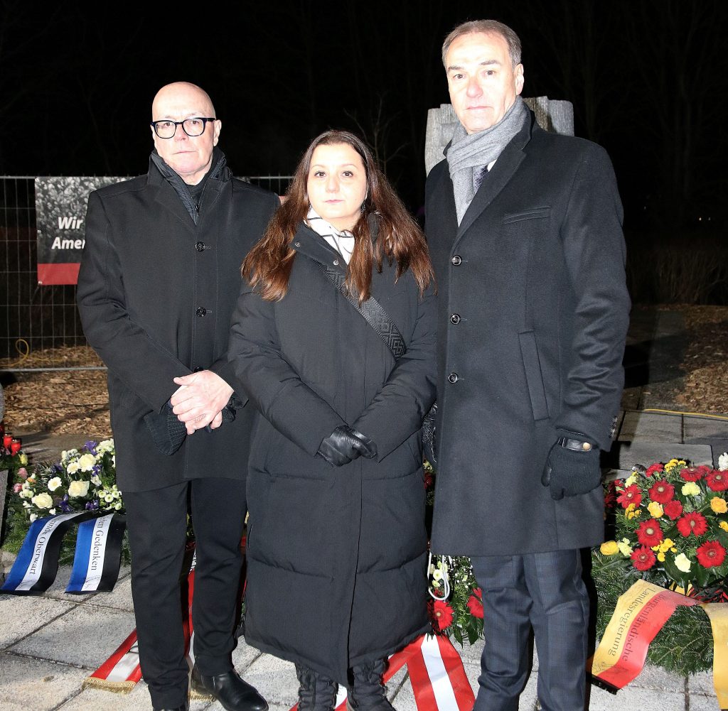 30 Jahre Attentat von Oberwart Burgenland
Bürgermeister Georg Rosner, Landesrat Leonhard Schneemann und Manuela Horvath bei der Gedenkstätte.