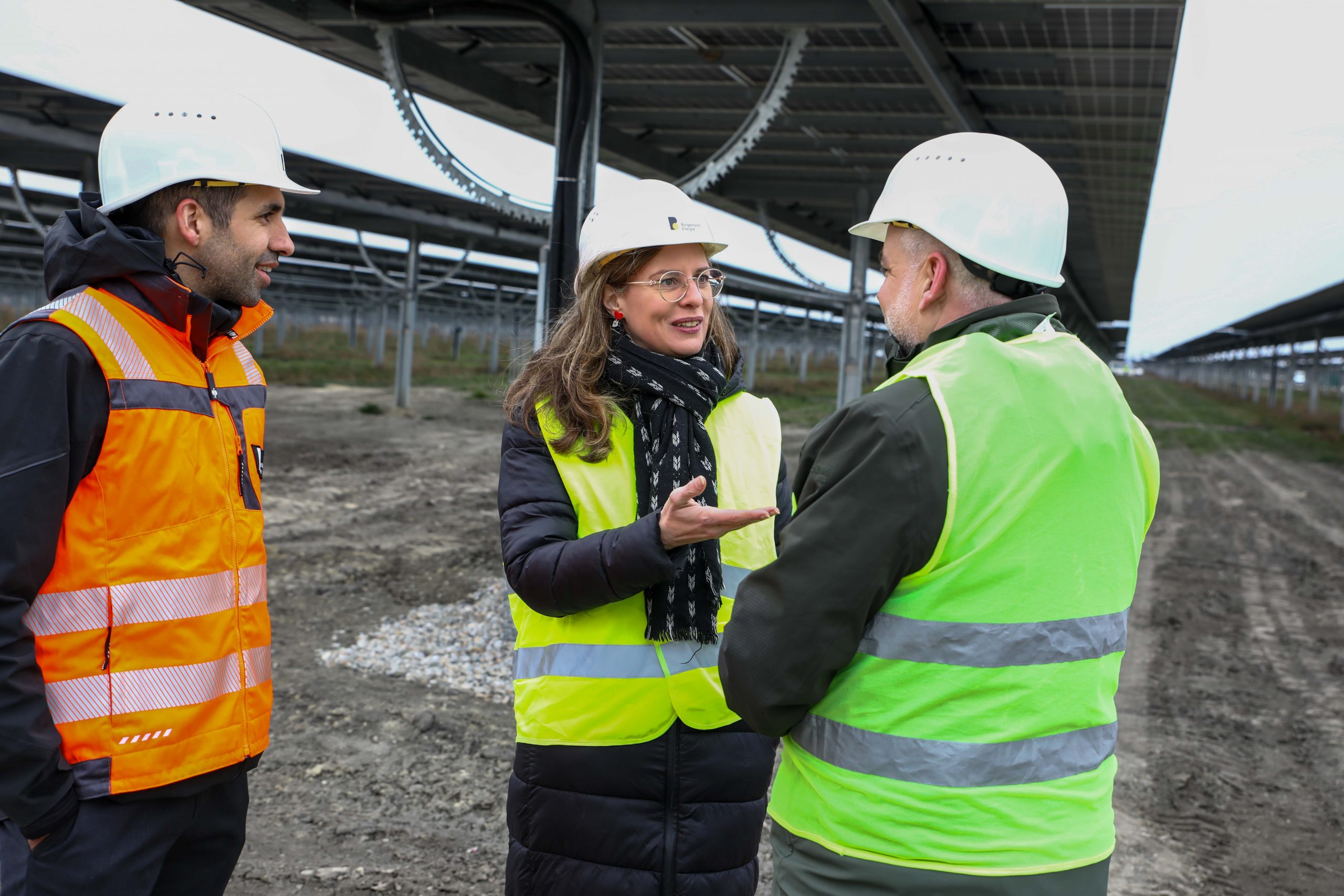 Klimaneutralität 2030: Haider-Wallner Burgenland Landeshauptmann-Stellvertreterin Anja Haider-Wallner beim Besuch des Agri-PV-Wind-Parks in Tadten/Wallern mit Stephan Sharma, CEO der Burgenland Energie, und DI Matthias Grün, Vorsitzender des Vorstandes Esterhazy Betriebe AG