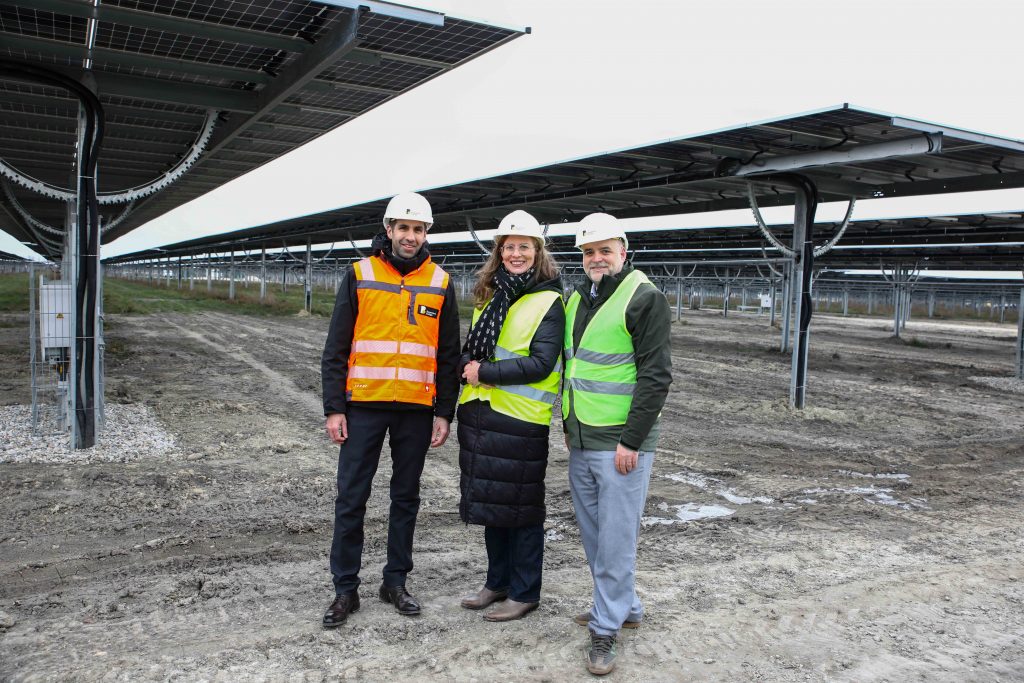 Klimaneutralität 2030: Haider-Wallner Burgenland Landeshauptmann-Stellvertreterin Anja Haider-Wallner beim Besuch des Agri-PV-Wind-Parks in Tadten/Wallern mit Stephan Sharma, CEO der Burgenland Energie, und DI Matthias Grün, Vorsitzender des Vorstandes Esterhazy Betriebe AG 2
