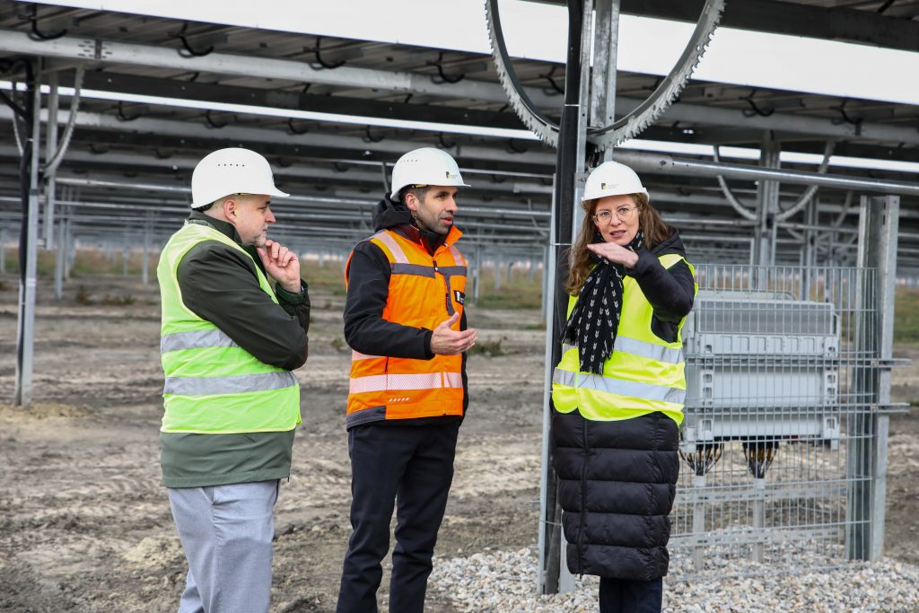 Klimaneutralität 2030: Haider-Wallner Burgenland Landeshauptmann-Stellvertreterin Anja Haider-Wallner beim Besuch des Agri-PV-Wind-Parks in Tadten/Wallern mit Stephan Sharma, CEO der Burgenland Energie, und DI Matthias Grün, Vorsitzender des Vorstandes Esterhazy Betriebe AG