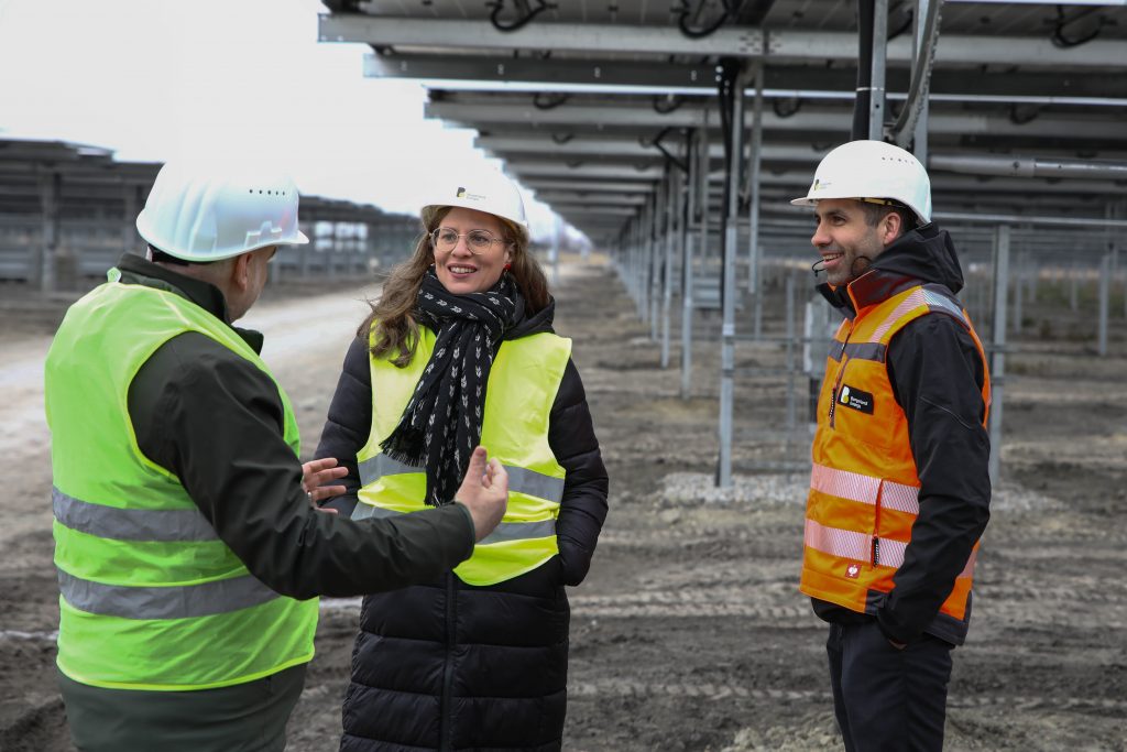 Klimaneutralität 2030: Haider-Wallner Burgenland Landeshauptmann-Stellvertreterin Anja Haider-Wallner beim Besuch des Agri-PV-Wind-Parks in Tadten/Wallern mit Stephan Sharma, CEO der Burgenland Energie, und DI Matthias Grün, Vorsitzender des Vorstandes Esterhazy Betriebe AG 4