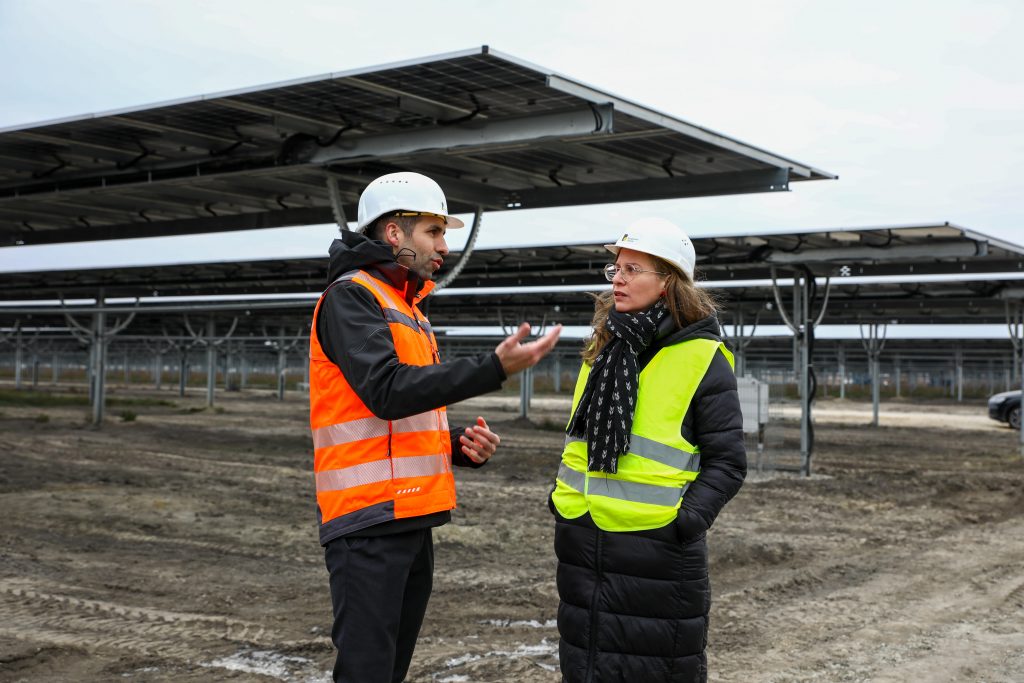 Klimaneutralität 2030: Haider-Wallner Burgenland Landeshauptmann-Stellvertreterin Anja Haider-Wallner beim Besuch des Agri-PV-Wind-Parks in Tadten/Wallern mit Stephan Sharma, CEO der Burgenland Energie, und DI Matthias Grün, Vorsitzender des Vorstandes Esterhazy Betriebe AG 5