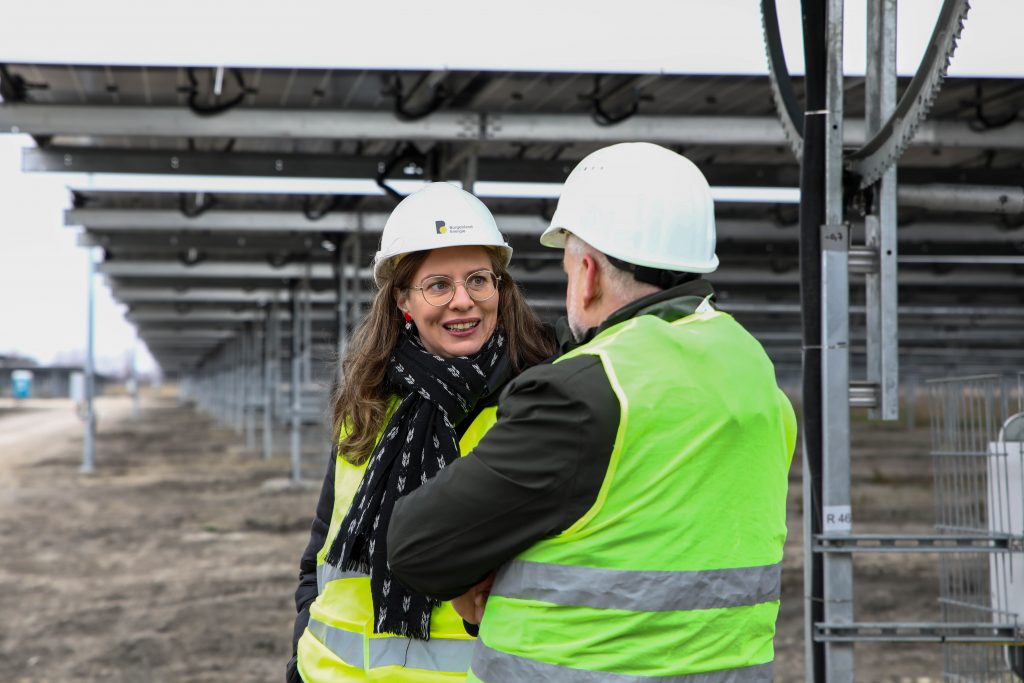 Klimaneutralität 2030: Haider-Wallner Burgenland Landeshauptmann-Stellvertreterin Anja Haider-Wallner beim Besuch des Agri-PV-Wind-Parks in Tadten/Wallern mit Stephan Sharma, CEO der Burgenland Energie, und DI Matthias Grün, Vorsitzender des Vorstandes Esterhazy Betriebe AG 6