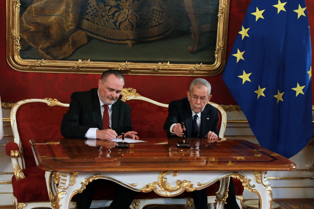Hans Peter Doskozil als Landeshauptmann angelobt Wien Österreich Burgenland Landeshauptmann Hans Peter Doskozil Bundespräsident Alexander Van der Bellen Hofburg