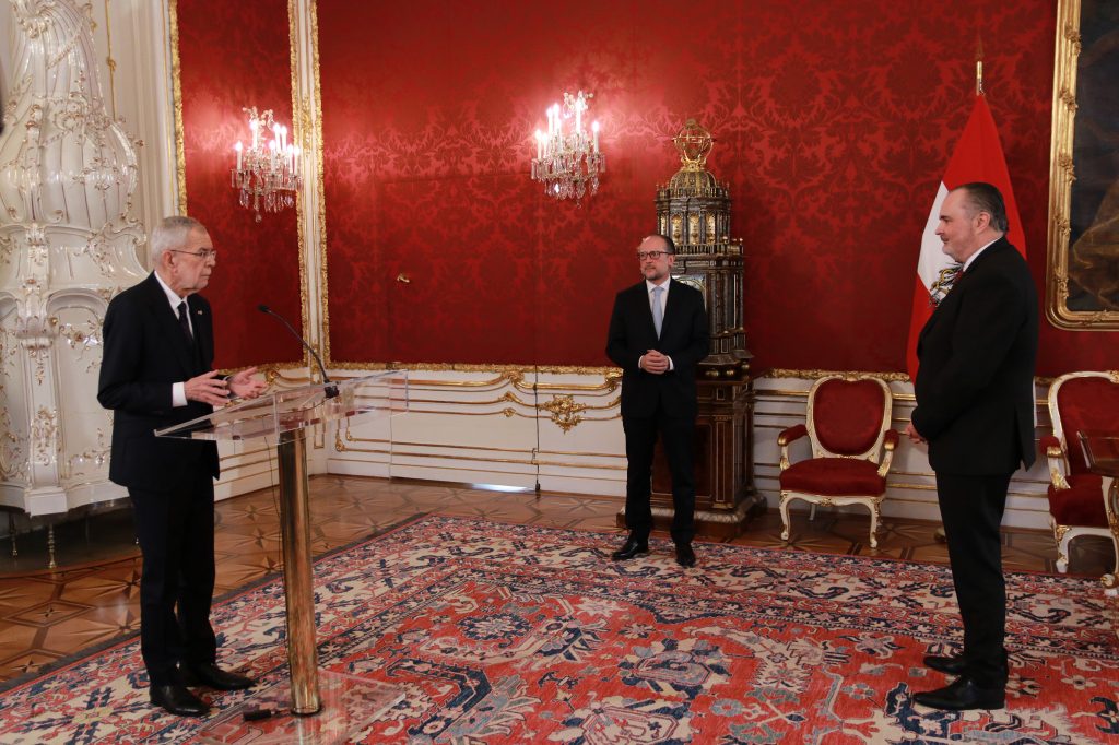 Hans Peter Doskozil als Landeshauptmann angelobt Wien Österreich Burgenland Landeshauptmann Hans Peter Doskozil Bundespräsident Alexander Van der Bellen Hofburg