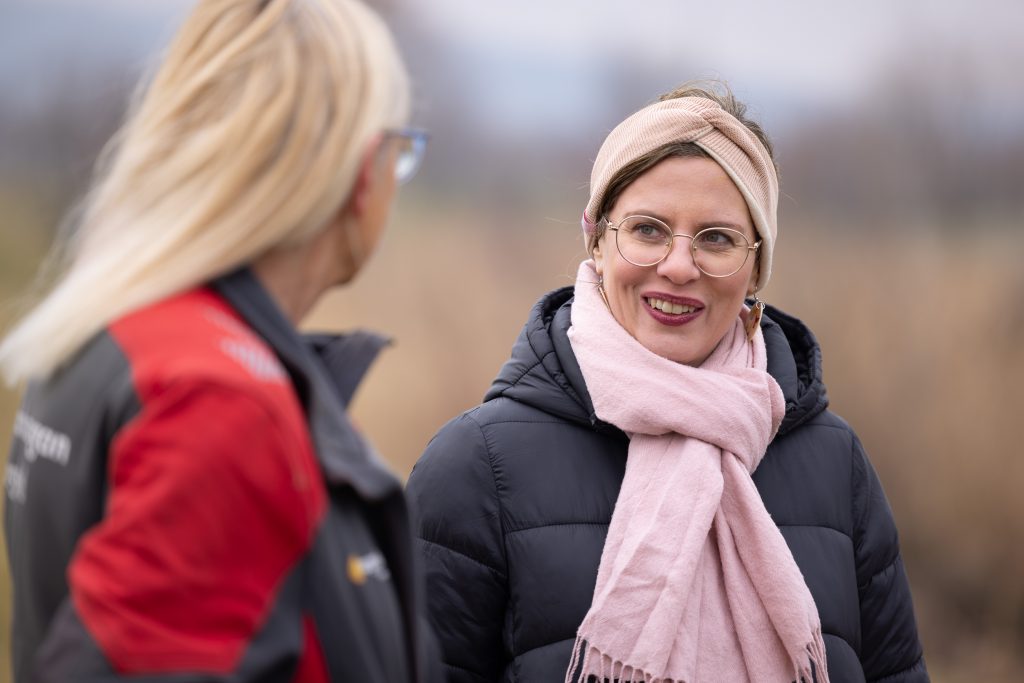 Landeshauptmann-Stellvertreterin Anja Haider-Wallner mit Silvia Strauch beim Besuch des Bibermanagements des Naturschutzbunds Burgenland in Eisenstadt 2