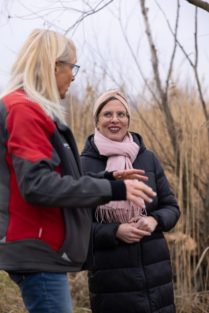 Landeshauptmann-Stellvertreterin Anja Haider-Wallner mit Silvia Strauch beim Besuch des Bibermanagements des Naturschutzbunds Burgenland in Eisenstadt 3