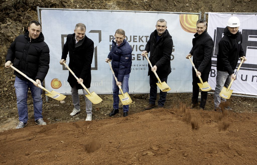 LR Dorner: LR Dorner: Neuer Centercourt in Oberpullendorf Sportlandesrat Mag. Heinrich Dorner (3.v.r.) gemeinsam mit Hausherr Günter Kurz (2.v.l.), Geschäftsführer Thomas Rosner (Projektentwicklung Burgenland) (3.v.l.), Geschäftsführer Mag. Anton Beretzki (Sport Burgenland GmbH) (2.v.r.) sowie zwei Professionisten der Baufirma Pfnier beim Spatenstich des neuen Centercourts in Oberpullendorf. 2