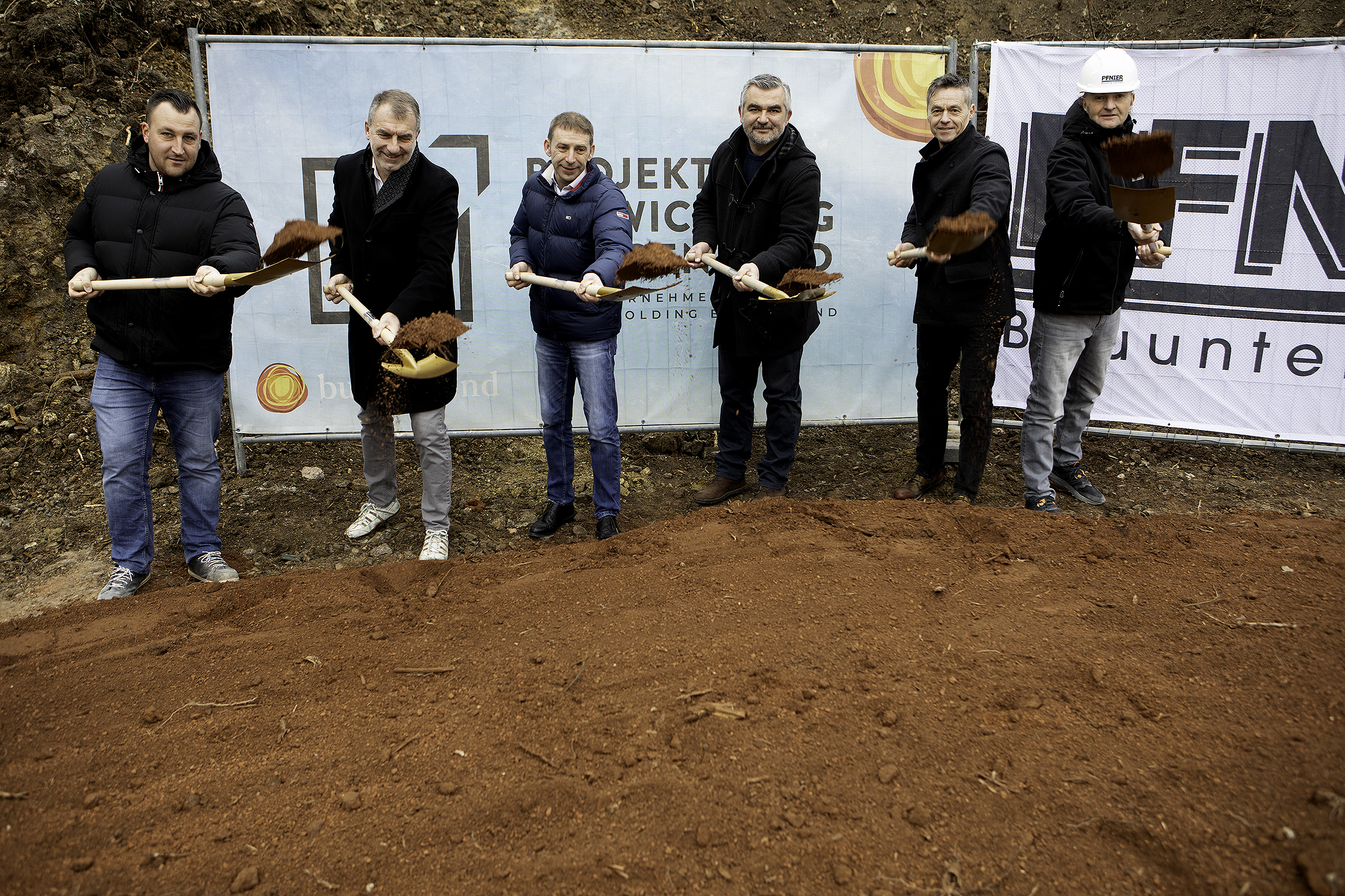 LR Dorner: LR Dorner: Neuer Centercourt in Oberpullendorf Sportlandesrat Mag. Heinrich Dorner (3.v.r.) gemeinsam mit Hausherr Günter Kurz (2.v.l.), Geschäftsführer Thomas Rosner (Projektentwicklung Burgenland) (3.v.l.), Geschäftsführer Mag. Anton Beretzki (Sport Burgenland GmbH) (2.v.r.) sowie zwei Professionisten der Baufirma Pfnier beim Spatenstich des neuen Centercourts in Oberpullendorf.
