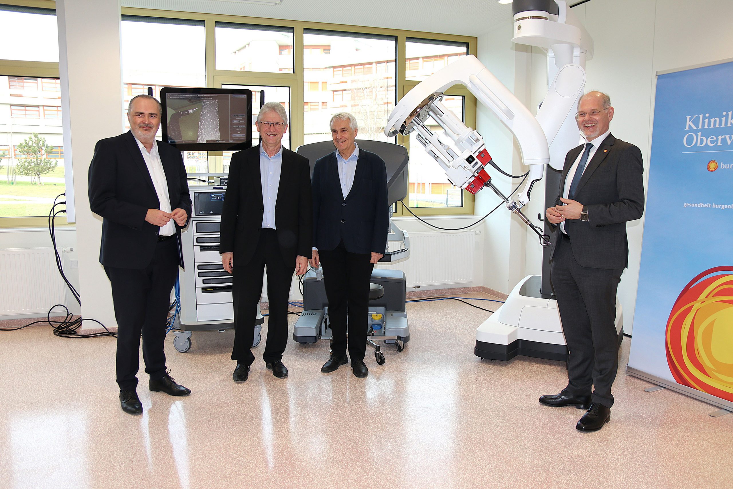 Bildtext Da Vinci SP Roboter: Das Operationssystem Da Vinci SP, das Landeshauptmann Hans Peter Doskozil gemeinsam mit Primarius Dr. Gottfried Pfleger, Univ.-Prof. Dr. Stephan Kriwanek, dem medizinischen Geschäftsführer der Gesundheit Burgenland, und Mag. Franz Öller, dem kaufmännischen Geschäftsführer der Gesundheit Burgenland, in der Klinik Oberwart besichtigte, wird demnächst zum ersten Mal eingesetzt.