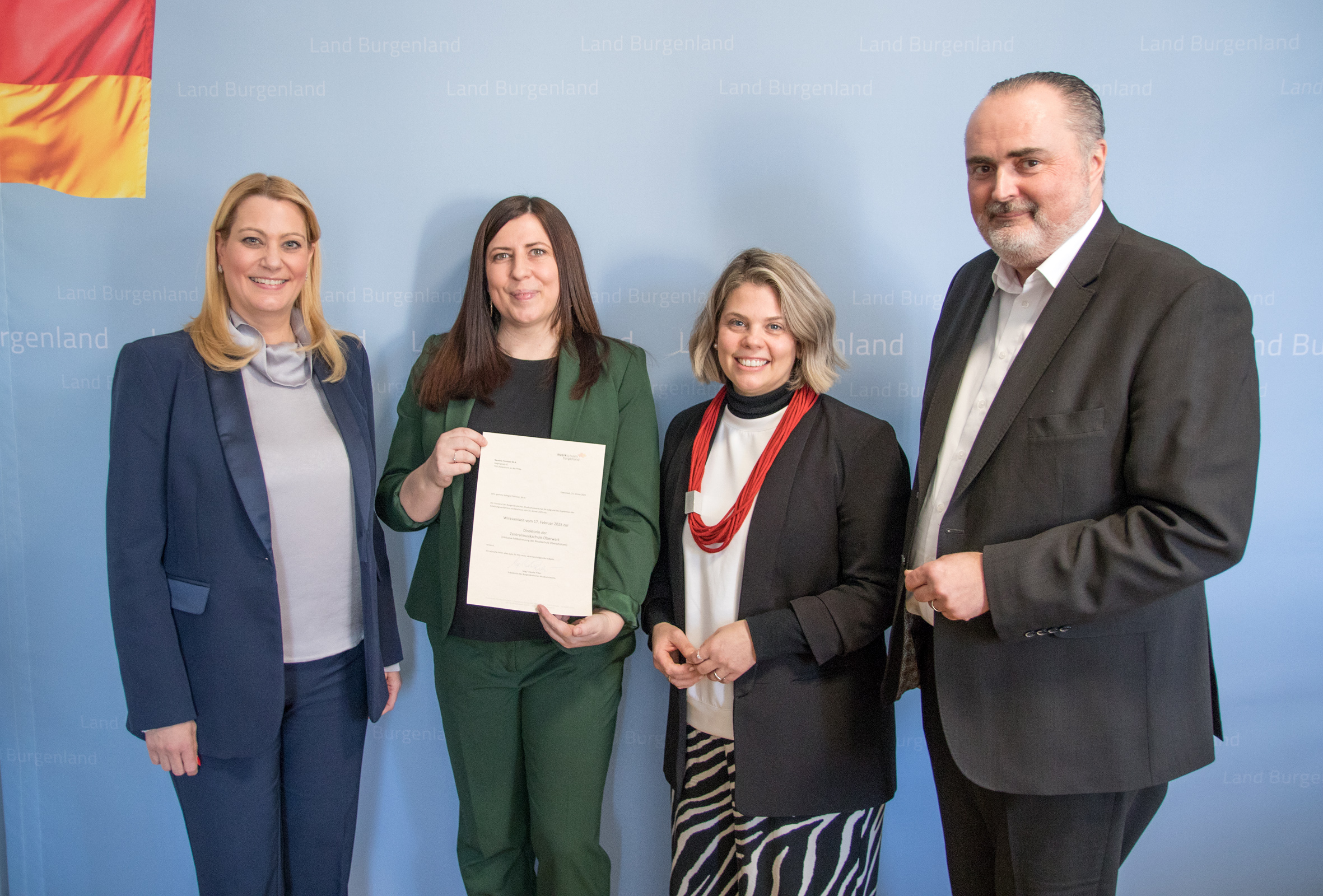Neue Schulleitung an der Musikschule Oberwart Burgenland Überreichung des Ernennungsdekrets an die neue Direktorin des Musikschule Oberwart. V.l. LRin Daniela Winkler, Direktorin Ramona Tomisser, Claudia Priber, Präsidentin des Burgenländischen Musikschulwerks, LH Hans Peter Doskozil