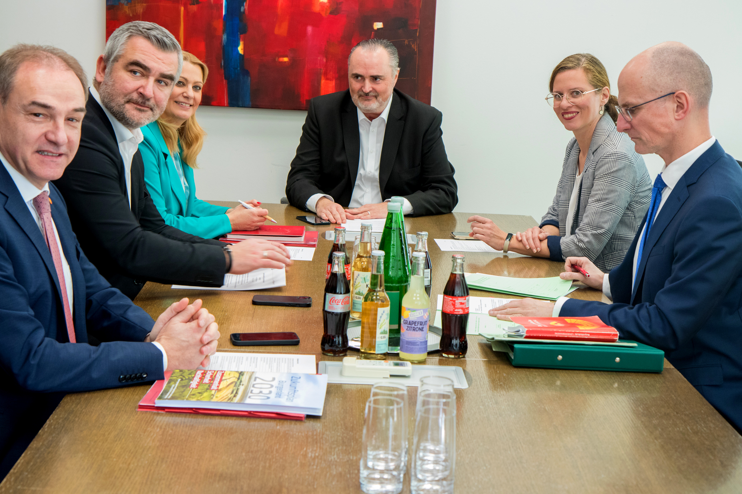 Erste Regierungssitzung Burgenland 2025 LR Dr. Leonhard Schneemann, LR Mag. Heinrich Dorner, LRin Mag.a (FH) Daniela Winkler, LH Mag. Hans Peter Doskozil, LH-Stv.in Anja-Haider-Wallner und Landesamtsdirektor Mag. Ronald Reiter, MA