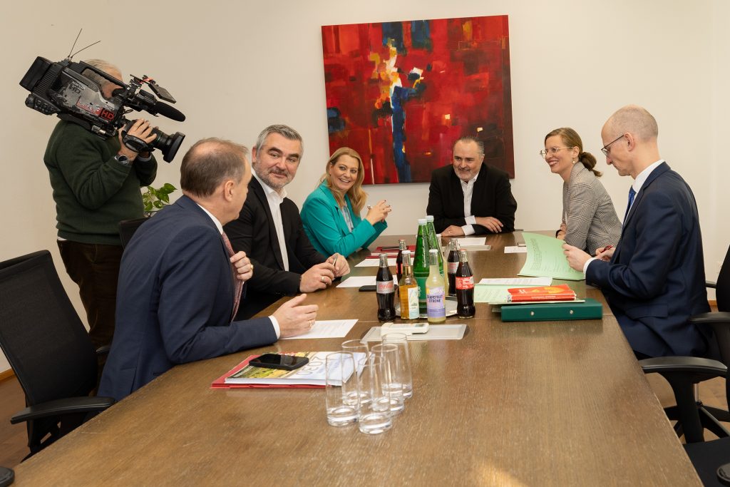 Erste Regierungssitzung Burgenland 2025 LR Dr. Leonhard Schneemann, LR Mag. Heinrich Dorner, LRin Mag.a (FH) Daniela Winkler, LH Mag. Hans Peter Doskozil, LH-Stv.in Anja-Haider-Wallner und Landesamtsdirektor Mag. Ronald Reiter, MA
