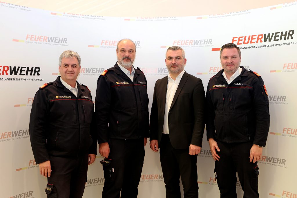 Burgenlands Feuerwehren mit Rekordeinsätzen
Landesfeuerwehrkommandant-Stellvertreter LBDS Martin Reidl, Landesfeuerwehrkommandant LBD Franz Kropf, Feuerwehrreferent LR Heinrich Dorner und Sven Karner (Feuerwehrdirektor für das Burgenland)