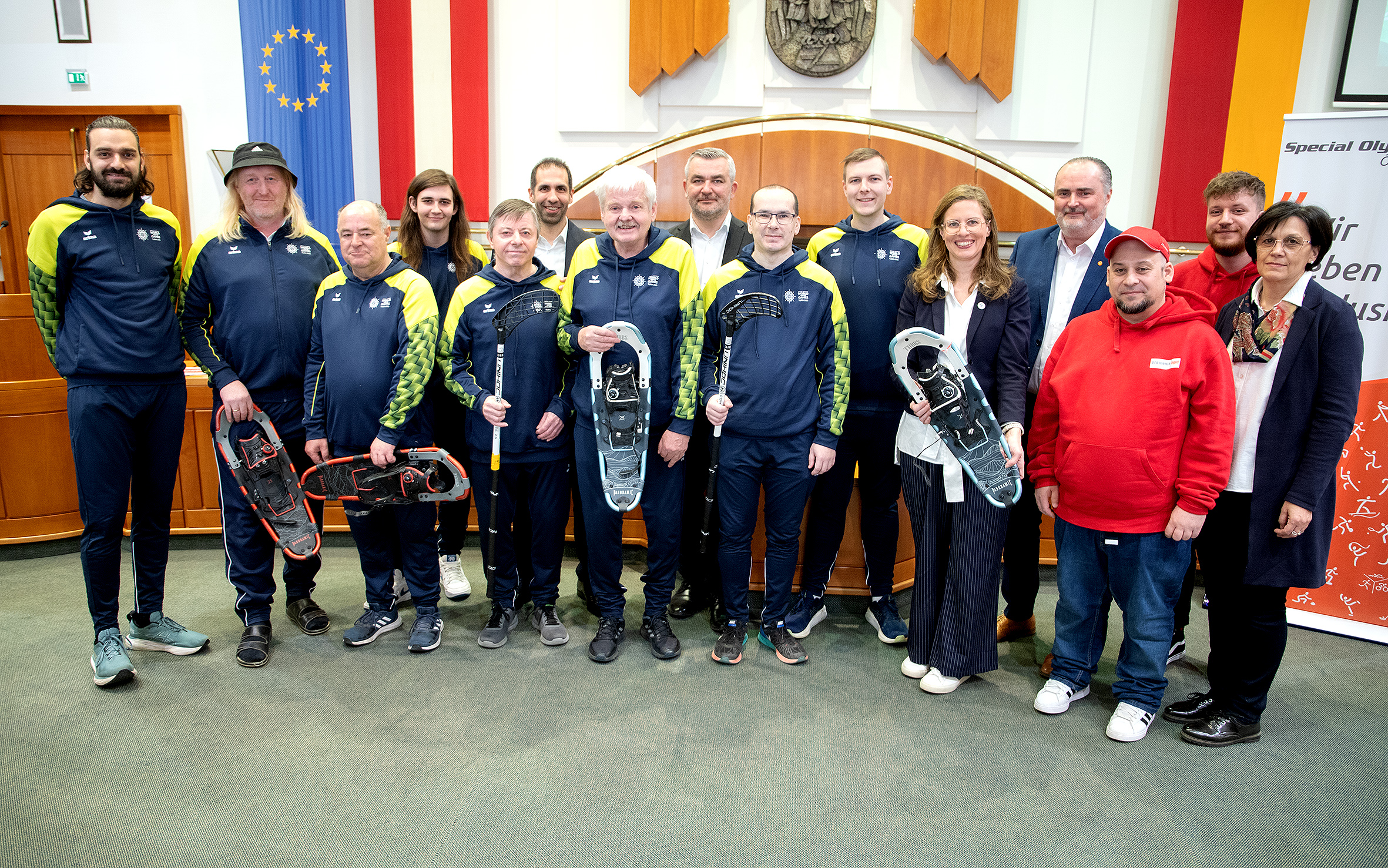 Special Olympics Winterspiele 2025 Burgenland Verabschiedung der Teilnehmer an den Special Olympics World Winter Games 2025 (v.l.): Sebastian Koller, Spielebeobachter, Ernst Lueger, Trainer Schneeschuhlauf, Johann Wittmann, Patrick Lueger, Unified Partner Floorball, Johann Kuh, Sportler Floorball, Stephan Sharma, Präsident Special Olympics Burgenland, Gerhard Kirnbauer, Sportler Schneeschuhlauf, Sportlandesrat Heinrich Dorner, Mario Dukic, Sportler Floorball, Georg Jarovics, Unified Partner Floorball, Landeshauptmann-Stellvertreterin Anja Haider-Wallner, Landeshauptmann Hans Peter Doskozil, Jürgen Horvath, Sport-Koordinator pro mente bgld aktiv, Marcel Fabsits, pro mente Burgenland und Waltraud Hafner, Leitung Wohnheim Verein Kastell Dornau