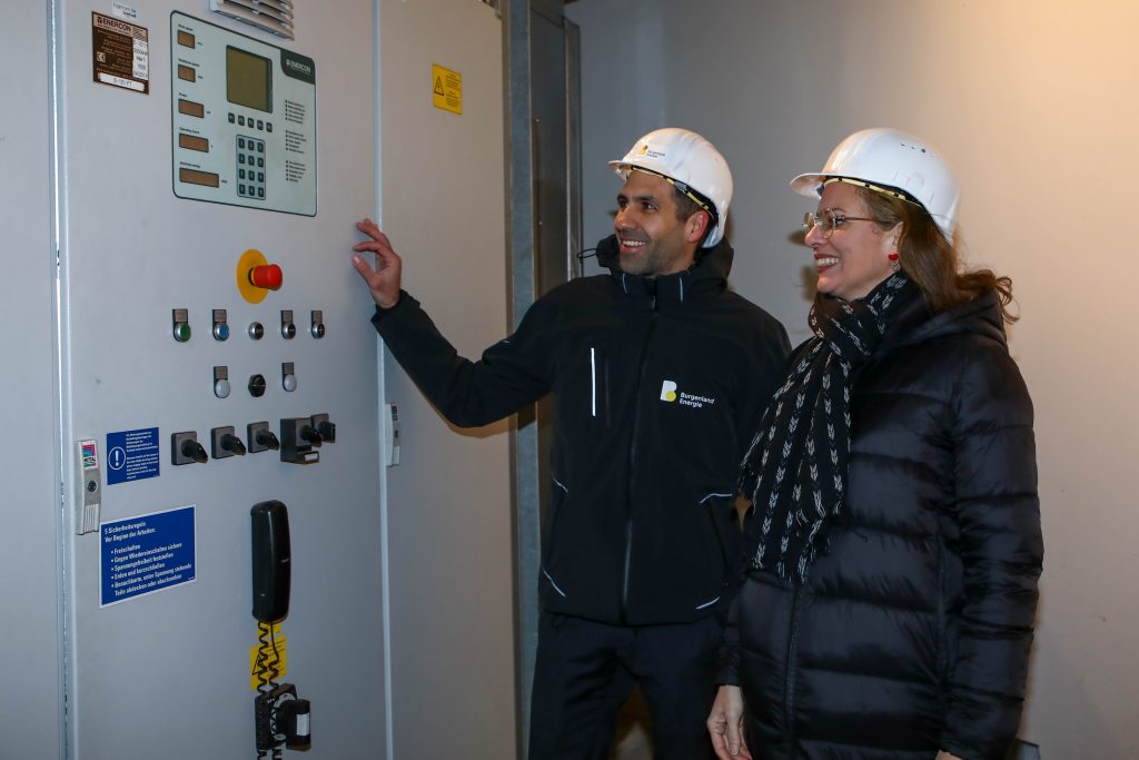 Klimaneutralität 2030: Haider-Wallner Burgenland Landeshauptmann-Stellvertreterin Anja Haider-Wallner beim Besuch des Agri-PV-Wind-Parks in Tadten/Wallern mit Stephan Sharma, CEO der Burgenland Energie, und DI Matthias Grün, Vorsitzender des Vorstandes Esterhazy Betriebe AG 8