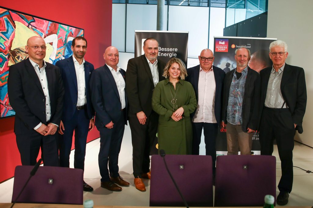 53. Spielsaison der Schloss-Spiele Kobersdorf: „Geschichten aus dem Wiener Wald“
Prokurist Thomas Mersich, Kaufmännische Leitung Schloss-Spiele Kobersdorf, Stephan Sharma, Vorsitzender des Vorstandes, CEO Burgenland Energie, Bürgermeister Andreas Tremmel, Gemeinde Kobersdorf, Landeshauptmann Hans Peter Doskozil, Claudia Priber, Geschäftsführerin Kultur-Betriebe Burgenland, KS Wolfgang Böck, Intendant Schloss-Spiele Kobersdorf, Erich Uiberlacker, Bühnenbild und Lichtgestaltung, Regisseur Michael Gampe