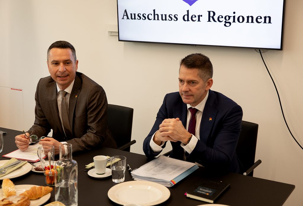 Burgenlands neuer Vertreter im AdR Robert Hergovich: "Das Maximum für das Burgenland herausholen" LAbg. Robert Hergovich, stellvertretend für LH Hans Peter Doskozil im AdR, und Mag. Rainer Winter, zuständig für Europa und Internationales im Amt der Burgenländischen Landesregierung.