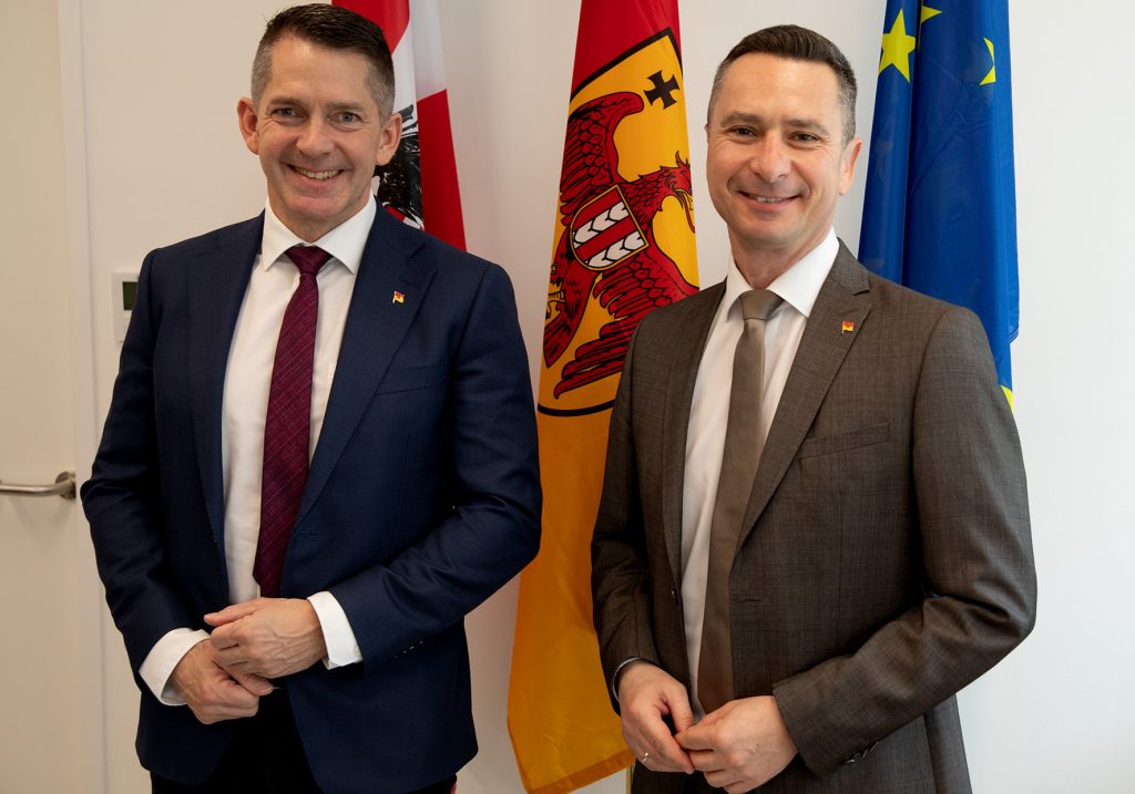 Burgenlands neuer Vertreter im AdR
Robert Hergovich: "Das Maximum für das Burgenland herausholen"
LAbg. Robert Hergovich, stellvertretend für LH Hans Peter Doskozil im AdR, und Mag. Rainer Winter, zuständig für Europa und Internationales im Amt der Burgenländischen Landesregierung.