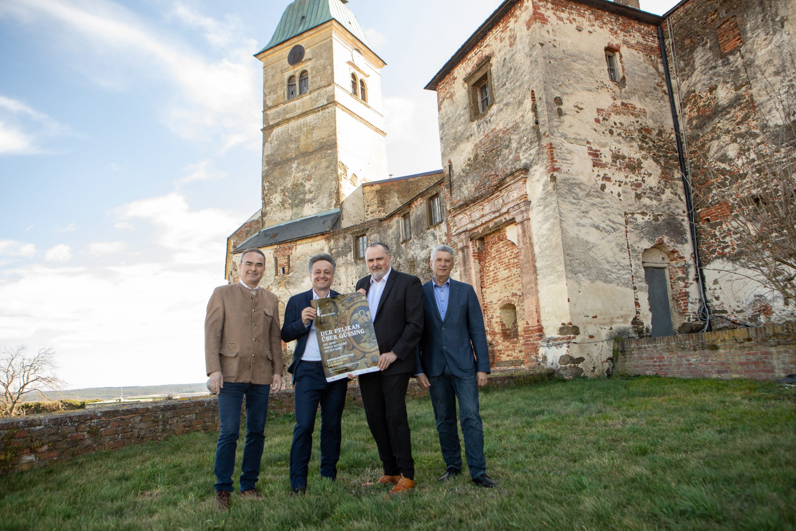 Ausstellung "Der Pelikan über Güssing" wird fortgesetzt Landeshauptmann Hans Peter Doskozil (2.v.r.) mit Burg-Manager Gilbert Lang, Burg-Stiftungsadministrator Michael Gerbavsits und Bürgermeister Vinzenz Knor (v.l.) laden zur Ausstellung auf Burg Güssing ein.