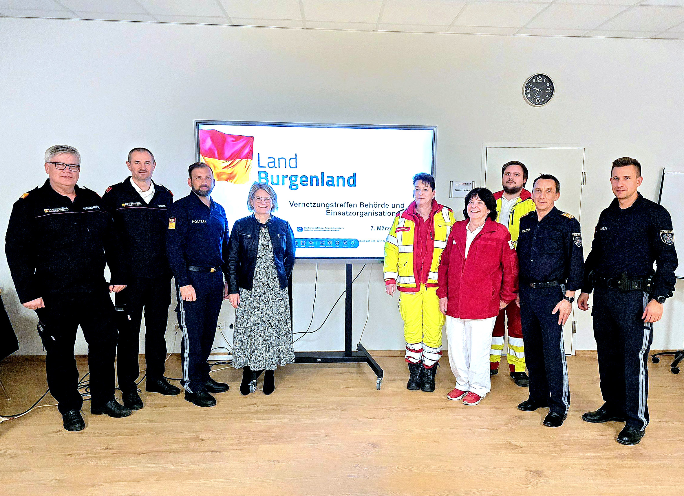BOS-Vernetzungstreffen in Zurndorf Burgenland Bezirk Neusiedl am See v.l.n.r. Bezirksfeuerwehrkommandant Anton Kandelsdorfer, Bezirksfeuerwehrreferent für Recht und Organisation Mag. Roland Koch, Bezirkspolizeikommandant Thomas Peck, Bezirkshauptfrau Mag.ª Ulrike Zschech, Stützpunktleiterin ASB Zurndorf Andrea Pitzal, Rotes Kreuz Bezirksstellenleiterin Dr. Gabriele Nabinger und David Huszar, Landespolizeidirektor-Stellvertreter Hofrat Mag. Christian Wukitsch und Bezirkspolizeikommandant-Stellvertreter Lukas Liedl.