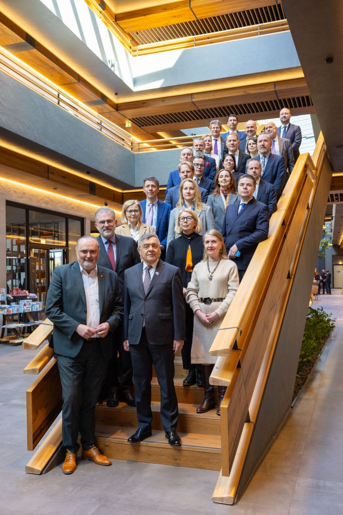 Treffen der EU-Botschafter im Seewinkel unter polnischem Ratsvorsitz Landeshauptmann Hans Peter Doskozil beim Treffen der EU-Botschafter im Resort Scheiblhofer in Andau Botschafter Zenon Kosiniak-Kamysz und Erich Scheiblhofer