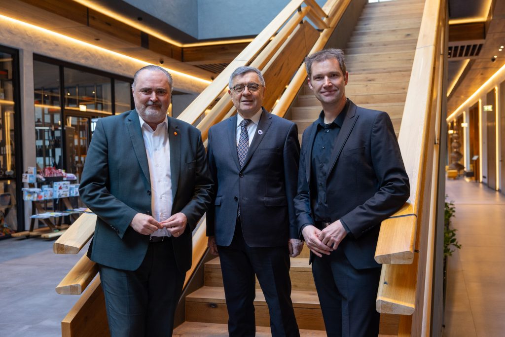 Treffen der EU-Botschafter im Seewinkel unter polnischem Ratsvorsitz Landeshauptmann Hans Peter Doskozil beim Treffen der EU-Botschafter im Resort Scheiblhofer in Andau Botschafter Zenon Kosiniak-Kamysz und Erich Scheiblhofer