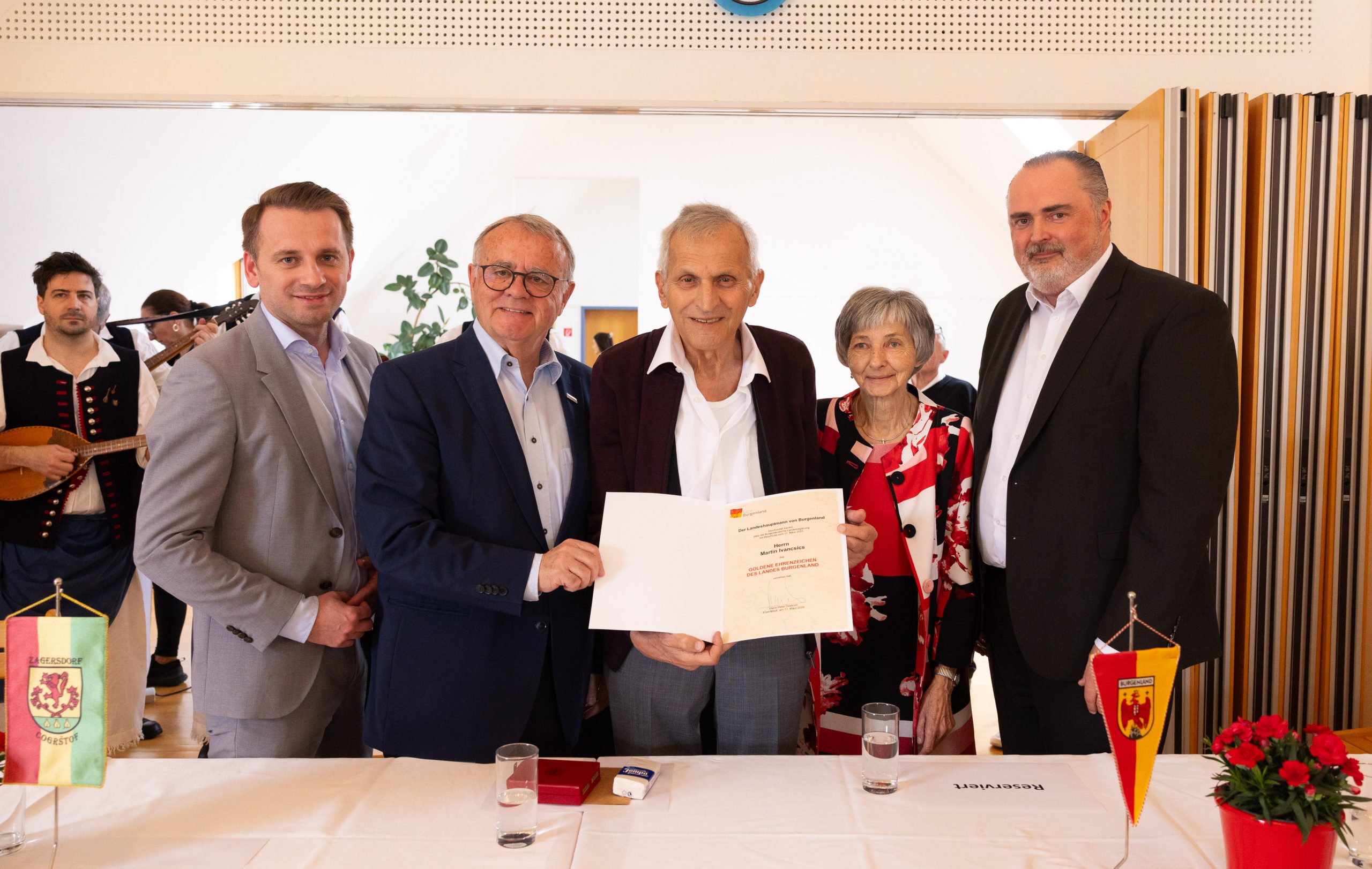 Goldenes Ehrenzeichen für Verdienste um Volksgruppen verliehen Bürgermeister Ivan Grujic, Landeshauptmann a.D. Hans Niessl, Martin Ivancsics, Ehegattin Gerlinde Ivancsics und Landeshauptmann Hans Peter Doskozil