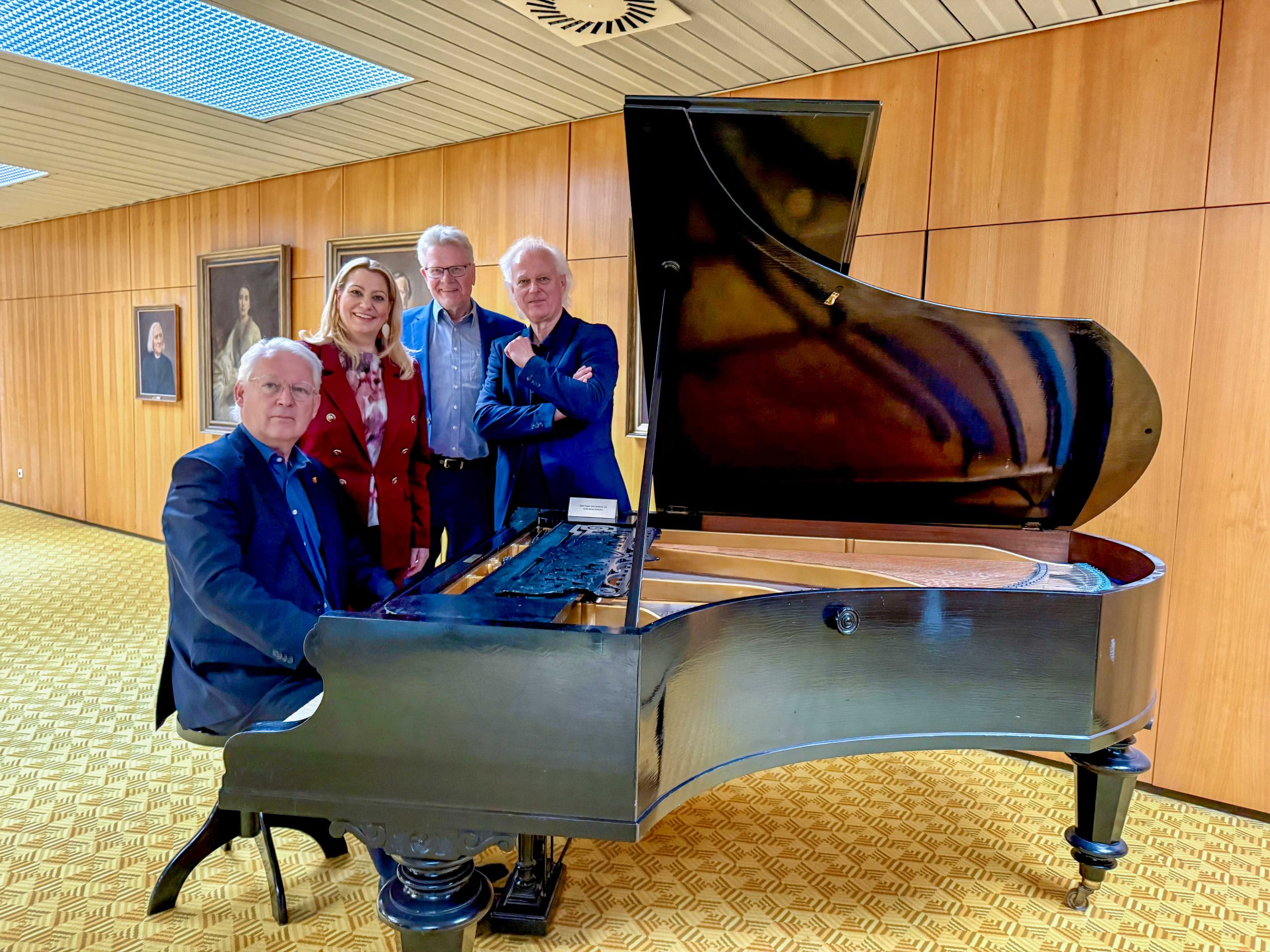 Bayreuth zeichnet Brüder Kutrowatz aus Landesrätin Daniela Winkler und Bayreuths Oberbürgermeister Thomas Ebersberger mit Johannes und Eduard Kutrowatz
