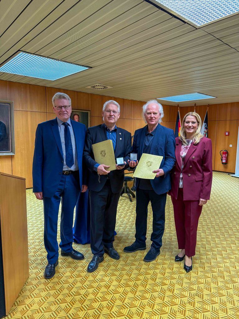 Bayreuth zeichnet Brüder Kutrowatz aus Landesrätin Daniela Winkler und Bayreuths Oberbürgermeister Thomas Ebersberger mit Johannes und Eduard Kutrowatz