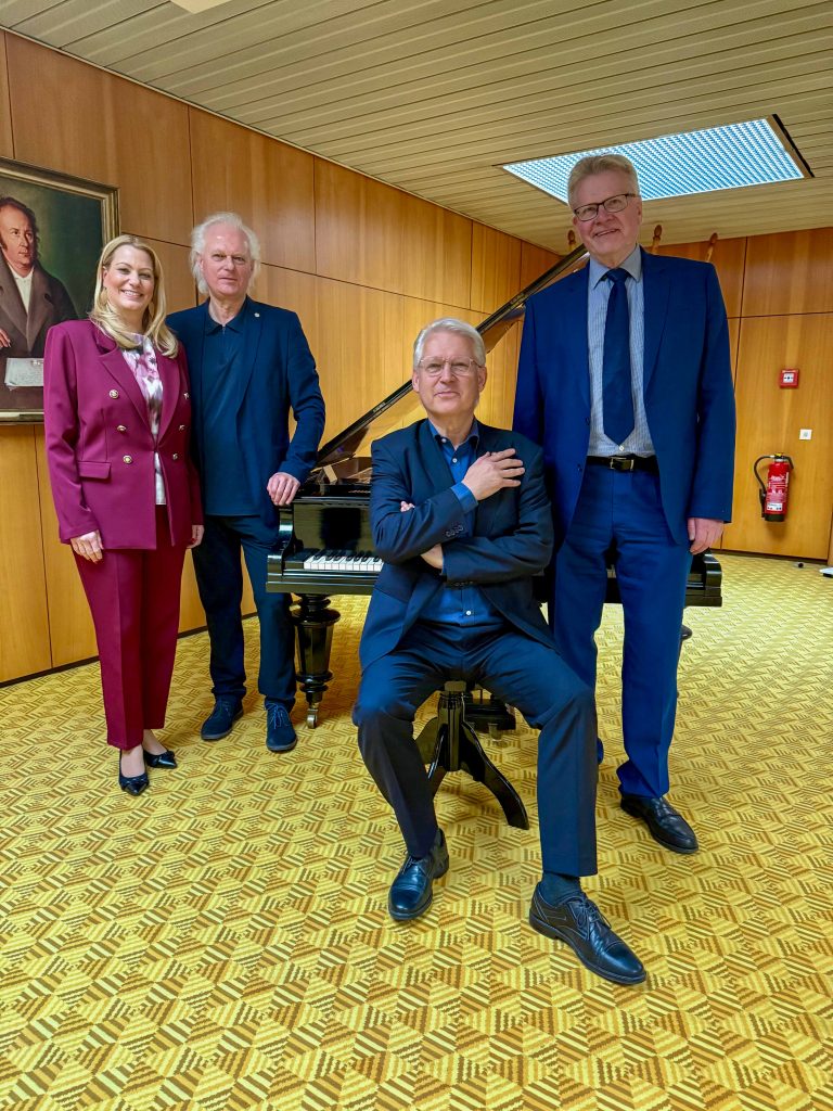 Bayreuth zeichnet Brüder Kutrowatz aus Landesrätin Daniela Winkler und Bayreuths Oberbürgermeister Thomas Ebersberger mit Johannes und Eduard Kutrowatz