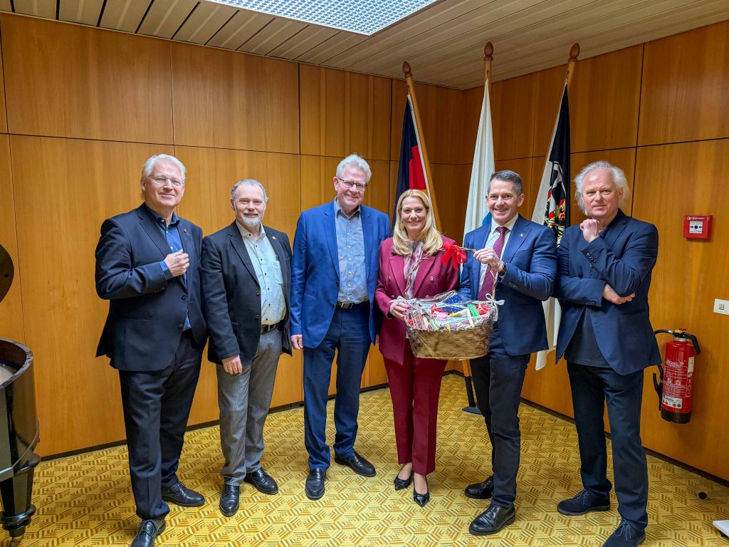 Bayreuth zeichnet Brüder Kutrowatz aus Landesrätin Daniela Winkler und Bayreuths Oberbürgermeister Thomas Ebersberger mit Johannes und Eduard Kutrowatz
