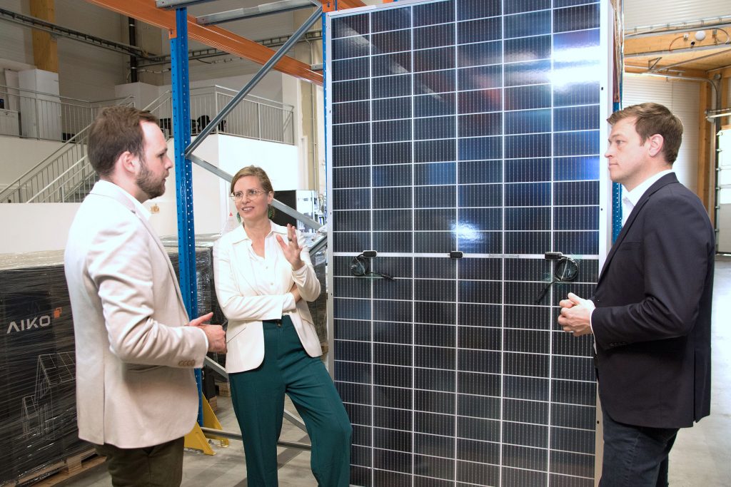 Haider-Wallner und Kaineder: Bund muss Investitionen in Klimaschutz fortsetzen Auf dem Dach von Energy3000, eines der führenden Anbieter im Bereich Photovoltaik und Energiespeicher in Europa. V.l.: Michael Bairhuber, Mitglied der Energy3000-Geschäftsführung, LH-Stv.in Anja Haider-Wallner, OÖ-LR Stefan Kaineder