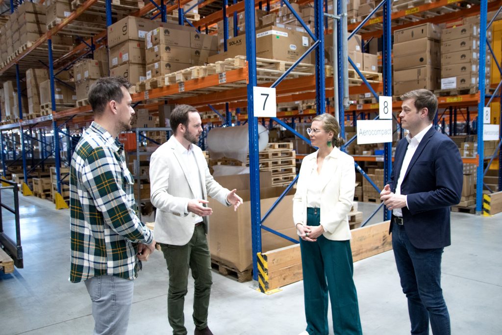 Haider-Wallner und Kaineder: Bund muss Investitionen in Klimaschutz fortsetzen 
Burgenland
Auf dem Dach von Energy3000, eines der führenden Anbieter im Bereich Photovoltaik und Energiespeicher in Europa. V.l.: Michael Bairhuber, Mitglied der Energy3000-Geschäftsführung, LH-Stv.in Anja Haider-Wallner, OÖ-LR Stefan Kaineder