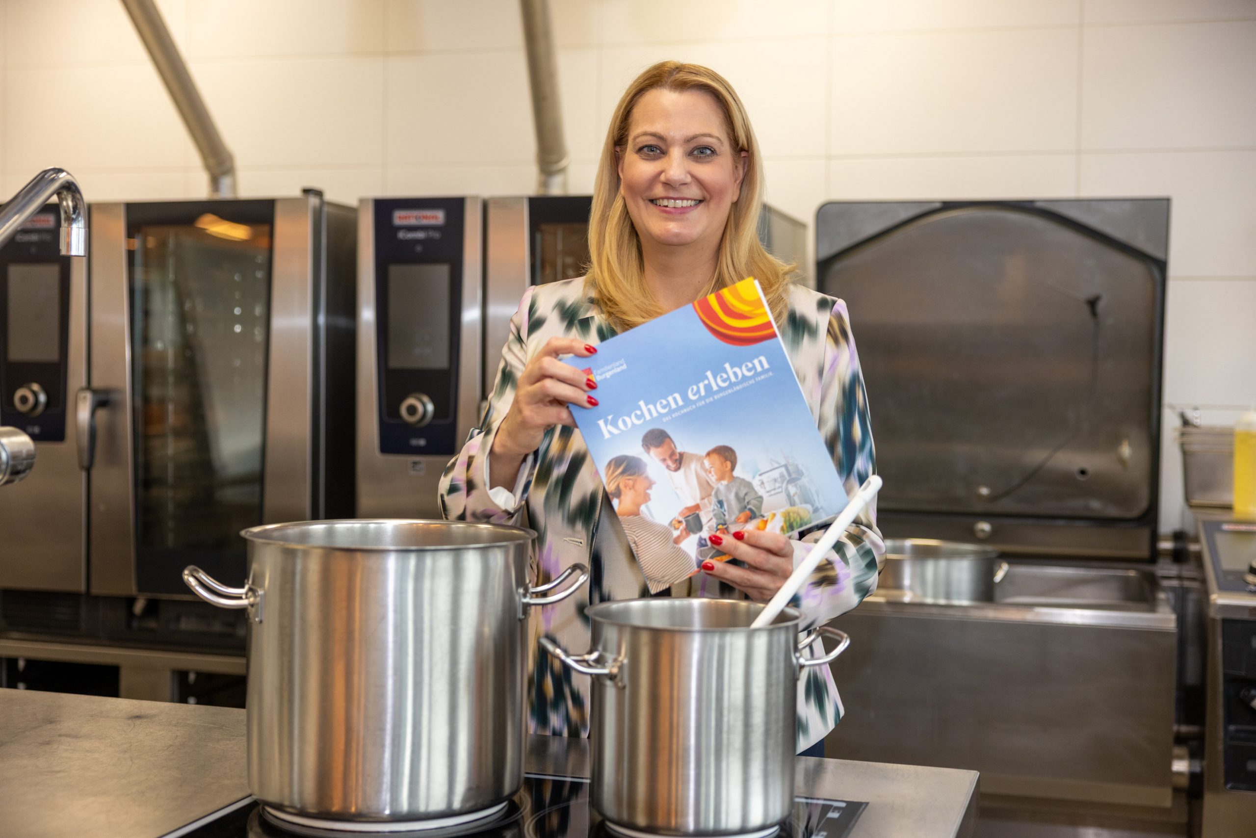 Kostenloses Burgenländisches Online-Kochbuch für die ganze Familie und jede Jahreszeit „Kochen erleben“ heißt „Das Kochbuch für die burgenländische Familie“, das Familienlandesrätin Daniela Winkler präsentiert und das Familienreferat Burgenland kostenlos online zur Verfügung stellt.