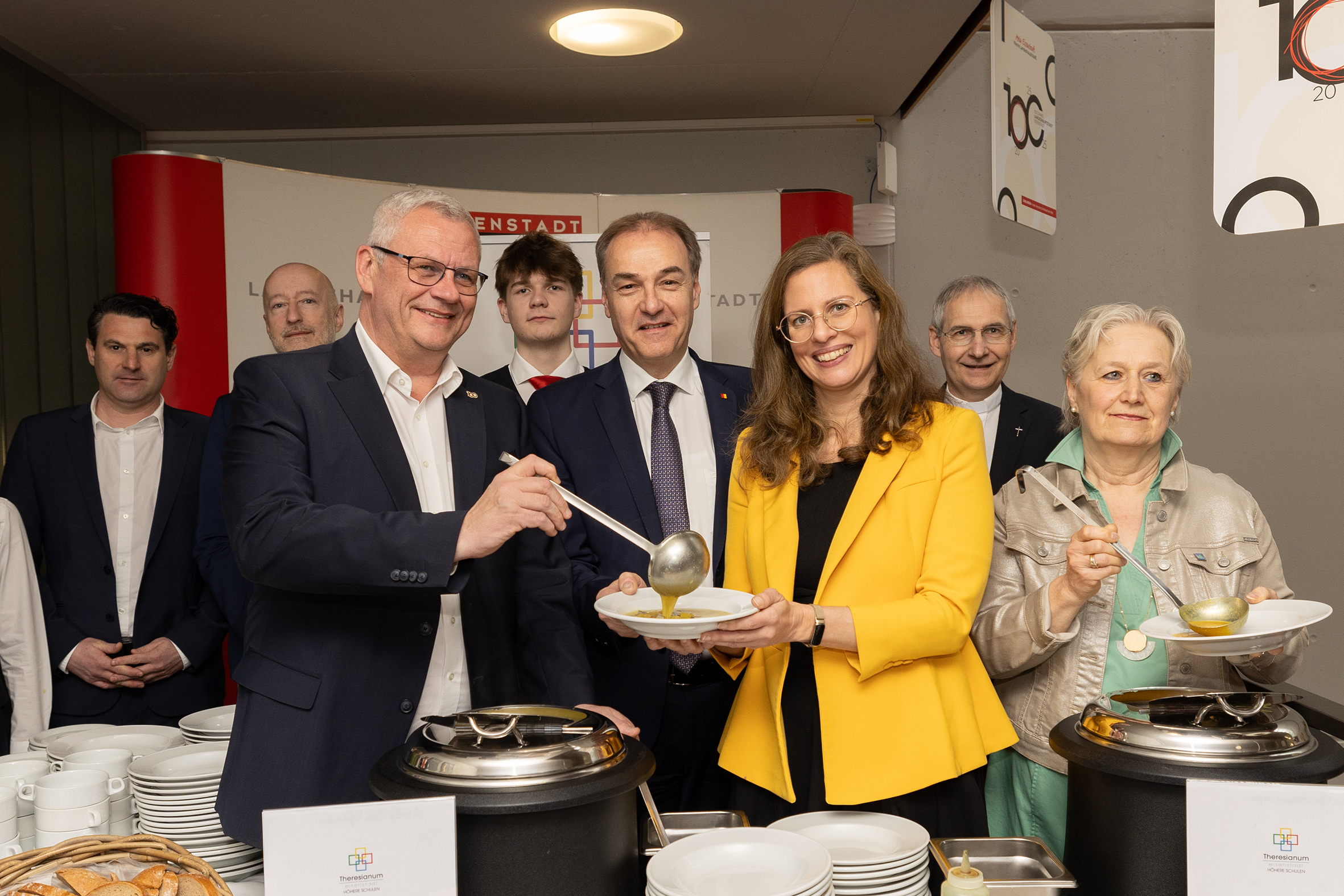 Benefiz-Suppenessen in Eisenstadt: Gemeinsam für Klimagerechtigkeit und Schöpfungsverantwortung Beim Probieren der köstlichen Fastensuppen: (im Vordergrund stehend v.l.n.r) Bürgermeister Mag. Thomas Steiner, Landesrat Dr. Leonhard Schneemann, Landeshauptmann-Stellvertreterin Anja Haider-Wallner, Roselinde Strommer, ehrenamtliche Vorsitzende der Katholischen Frauenbewegung der Diözese Eisenstadt.
