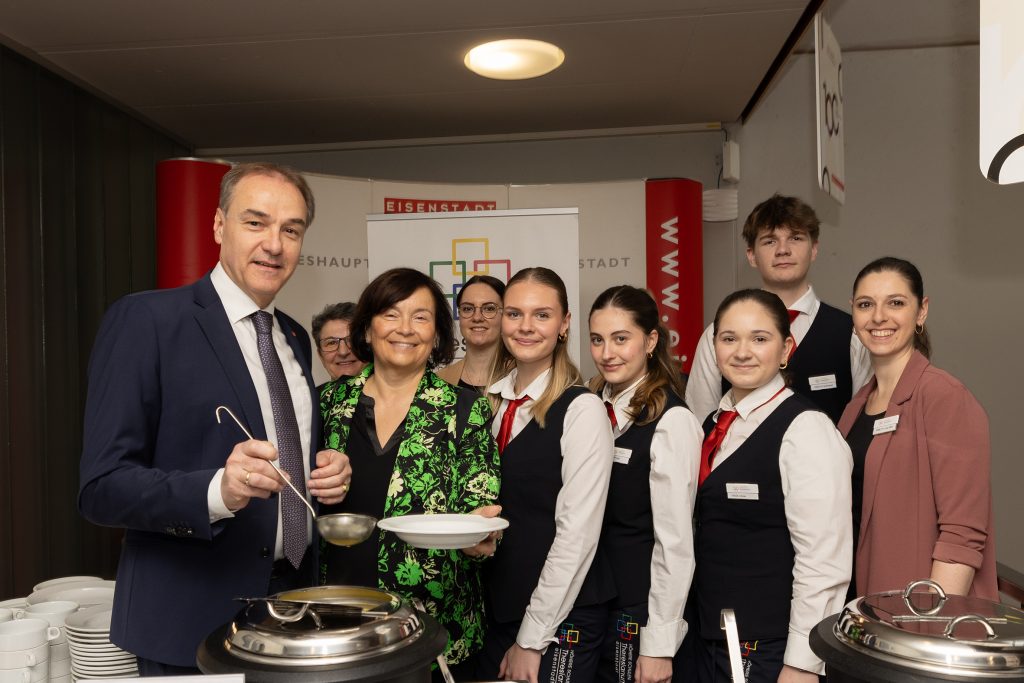 Benefiz-Suppenessen in Eisenstadt: Gemeinsam für Klimagerechtigkeit und Schöpfungsverantwortung
Landesrat Dr. Leonhard Schneemann (vorne links im Bild) und Direktorin MMag. Edith Straussberger (vorne 2.v.links) beim Verkosten der von Schülerinnen und Schülern des vierten Jahrganges der Höheren Lehranstalt für wirtschaftliche Berufe Theresianum Eisenstadt zubereiteten Fastensuppen.