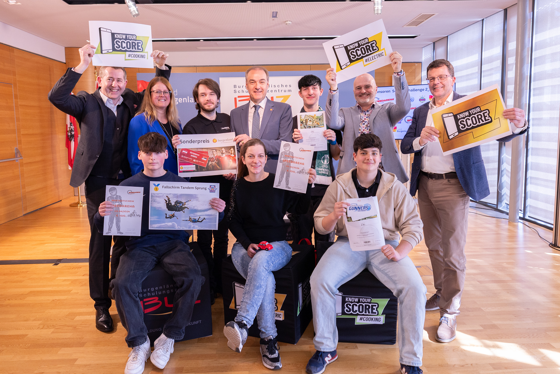 KnowYourScore: Mit digitalem Lernen zum Erfolg im Beruf Lehre Burgenland Gruppenbild mit Preisträgern der KnowYourScore Challenge 2025: (stehend von links) Mag. (FH) Christian Vlasich, Geschäftsführer BUZ Neutal, DI (FH) Karin Steiner, BA, Stellvertretende Landesgeschäftsführerin AMS, Preisträger Stefan Jurkowski, Landesrat Dr. Leonhard Schneemann, Preisträger Matthias Horvath, Ing. Georg Krammer, BEd, Direktor Berufsschule Oberwart, Mag. Manfred Schweiger, BUZ, Projektleiter Digitales Lernen, (sitzend v.l.) Preisträger David Reitgruber, Preisträgerin Denise Wunderler, Preisträger Anel Velic.