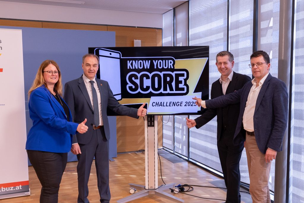 KnowYourScore: Mit digitalem Lernen zum Erfolg im Beruf Lehre Burgenland 
(v.l.)DI (FH) Karin Steiner, BA, Stellvertretende Landesgeschäftsführerin AMS, Landesrat Dr. Leonhard Schneemann, Mag. (FH) Christian Vlasich, Geschäftsführer BUZ Neutal und Mag. Manfred Schweiger, BUZ Neutal, Projektleiter Digitales Lernen, präsentierten die Lern-App für Lehrlinge „KnowYourScore“.