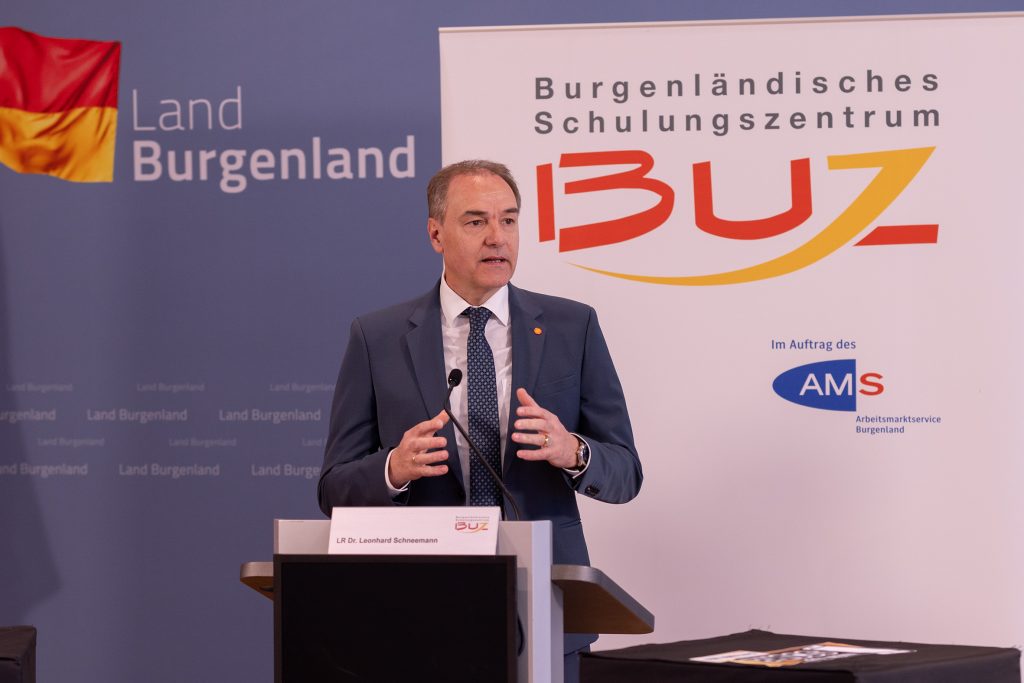 KnowYourScore: Mit digitalem Lernen zum Erfolg im Beruf Lehre Burgenland Landesrat Dr. Leonhard Schneemann spricht bei der Pressekonferenz.