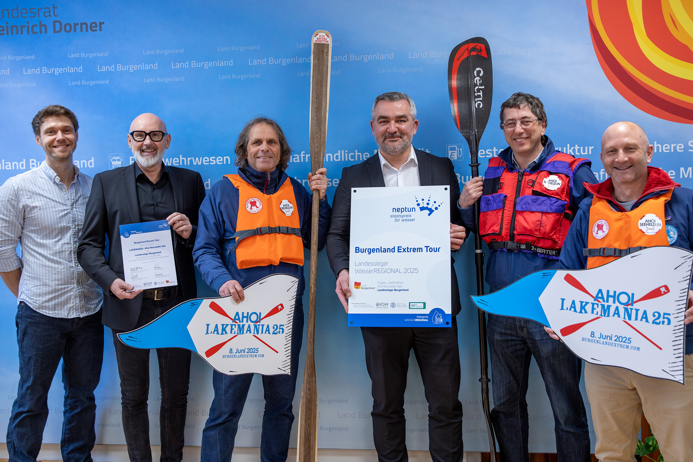 LAKEMANIA ist Landessieger beim Neptun Staatspreis 2025 Alexander Leberl und Hauptreferatsleiter Christian Sailer vom Hauptreferat Wasserwirtschaft im Amt der burgenländischen Landesregierung,Michael Oberhauser, Landesrat Heinrich Dorner, Josef Burkhardt und Tobias Monte.