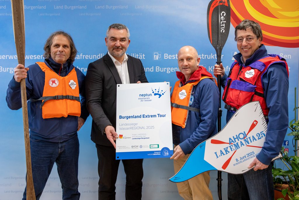 LAKEMANIA ist Landessieger beim Neptun Staatspreis 2025
Landesrat Heinrich Dorner mit Michael Oberhauser, Josef Burkhardt und Tobias Monte von „24 Stunden Burgenland“, den burgenländischen Landessiegern des Neptun Staatspreises für Wasser.