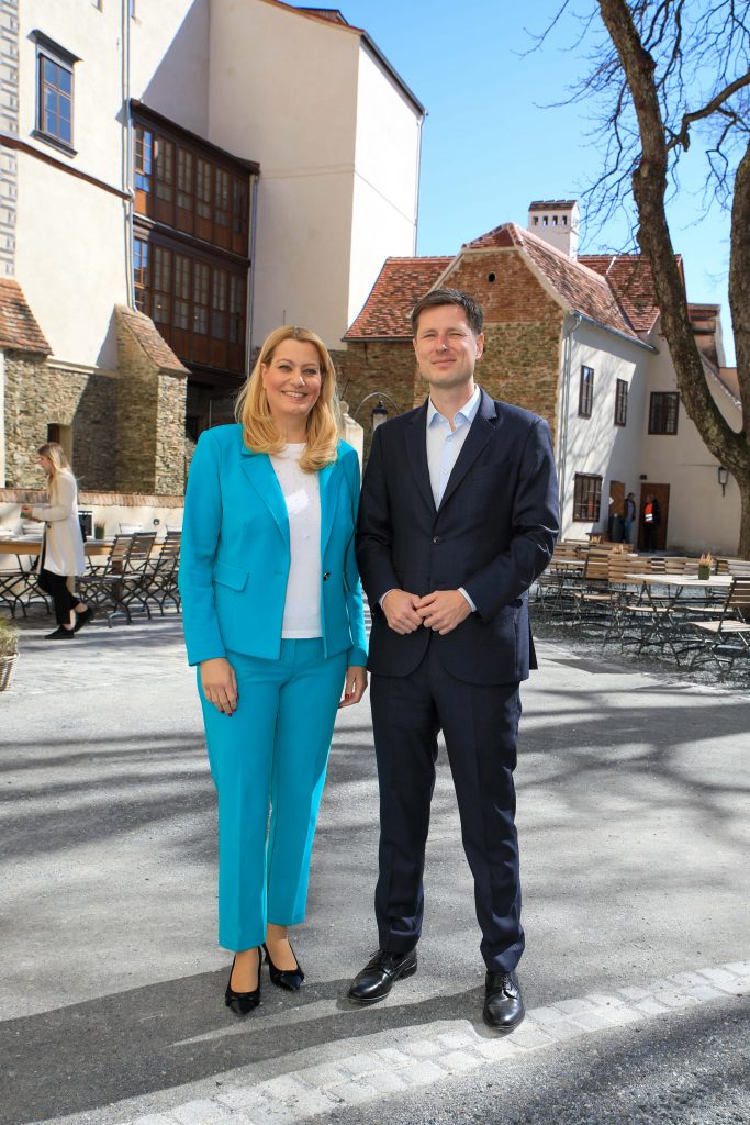 Friedenserziehung von klein auf: Präsentation des Kinderbuchs „Der Kranich und das DU“ 
Landesrätin Winkler gratulierte Tobias Lang, dem neuen Direktor des Austrian Centre for Peace
Präsentierten das Kinderbuch „Der Kranich und das DU“ im Rahmen eines Workshops mit Kindern der Volkschule Statdtschlaining: Bildungslandesrätin Daniela Winkler (2. Reihe, 2.v.r.), Autor Heinz Janisch (1. Reihe), Illustratorin und Grafikerin Nadine Kappacher (1. Reihe), Klaus Novak (2. Reihe, 3.v.r.), Leiter des Instituts für Fort- und Weiterbildung an der Privaten Pädagogischen Hochschule Burgenland, Horst Horvath (2. Reihe, 1.v.r.), Verlagshaus edition lex liszt 12, Tobias Lang (2. Reihe 1.v.l.), dem neuen Direktor des Austrian Centre for Peace und Direktorin Eva Schitter (2. Reihe, 2.v.l.) , Volksschule Stadtschlaining