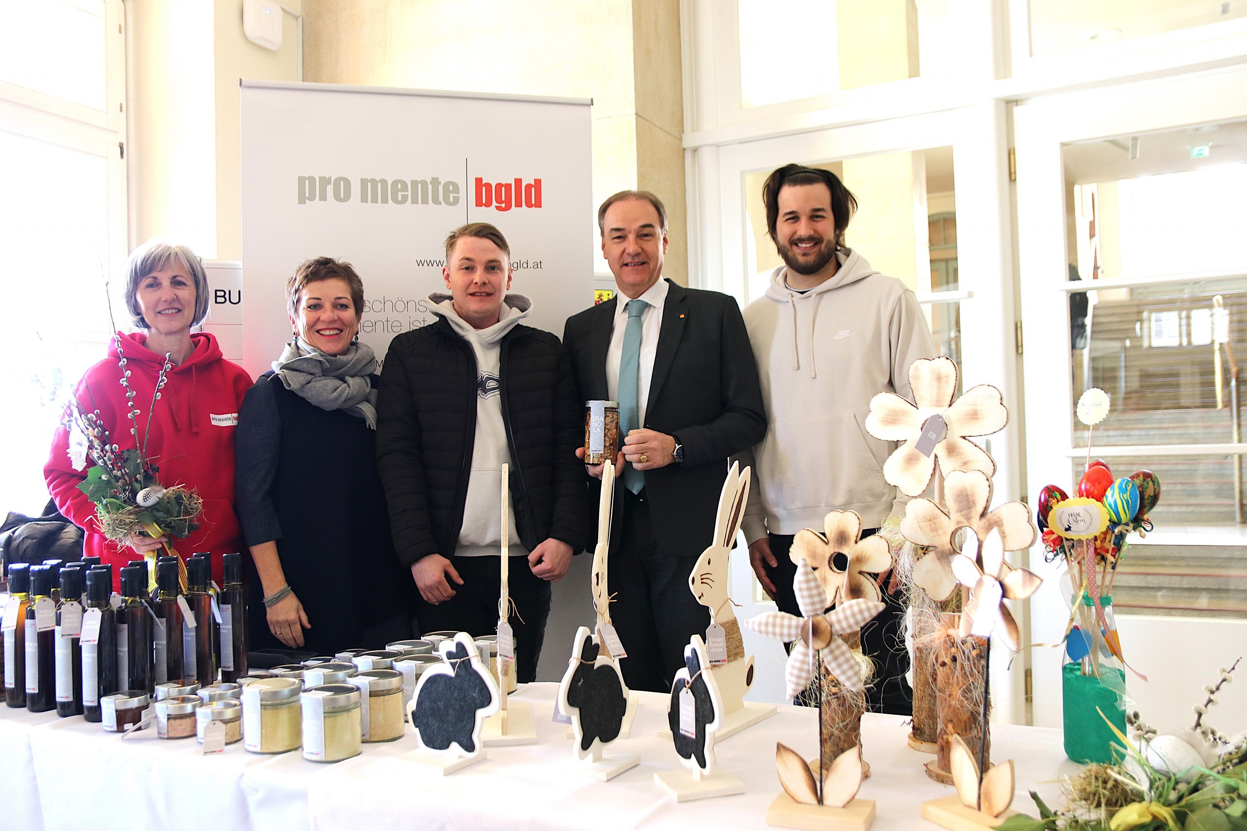 Osterbasar im Landhaus Alt – Kreativität und soziales Engagement vereint Siliva Penias, Eva Blagusz, Dominik Reinprecht, Soziallandesrat Dr. Leonhard Schneemann, Mirnes Osmanovic Soziallandesrat Dr. Leonhard Schneemann bei der Eröffnung des Osterbasars mit den Mitarbeiterinnen und Mitarbeitern von pro mente, Landtagsabgeordneten Christian Drobits, Landtagsabgeordnete Rita Stenger, Landtagsabgeordneten Christian Dax und Landtagsabgeordneten Jürgen Dolesch.