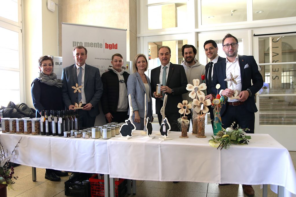 Osterbasar im Landhaus Alt – Kreativität und soziales Engagement vereint Siliva Penias, Eva Blagusz, Dominik Reinprecht, Soziallandesrat Dr. Leonhard Schneemann, Mirnes Osmanovic Soziallandesrat Dr. Leonhard Schneemann bei der Eröffnung des Osterbasars mit den Mitarbeiterinnen und Mitarbeitern von pro mente, Landtagsabgeordneten Christian Drobits, Landtagsabgeordnete Rita Stenger, Landtagsabgeordneten Christian Dax und Landtagsabgeordneten Jürgen Dolesch.