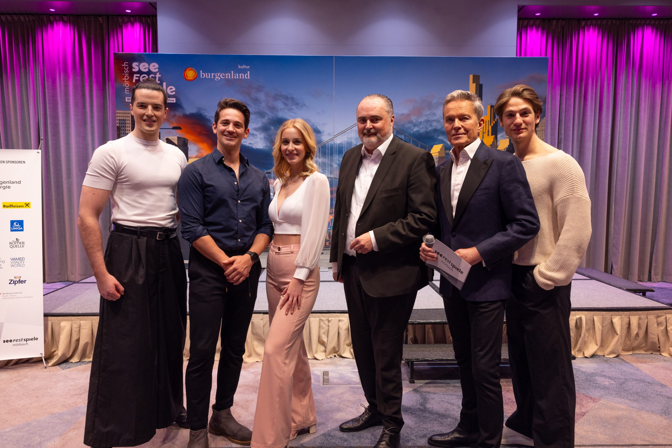 Seefestspiele Mörbisch 2025: Discofieber am Neusiedler See mit "Saturday Night Fever" Burgenland Paul Csitkovics und Fabio Diso, alternierende Darsteller von Tony Manero, Anna Rosa Döller als Stephanie Mangano, Kulturreferent und Landeshauptmann Hans Peter Doskozil, Generalintendant Alfons Haider und Timotheus Hollweg in der Rolle des Double J