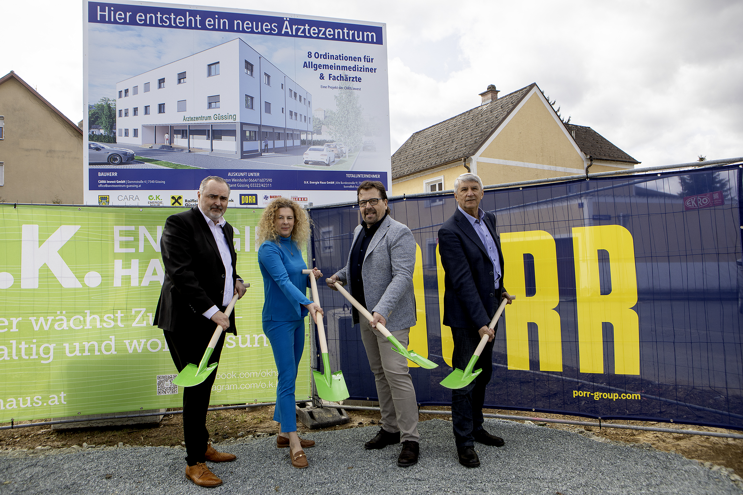 Spatenstich für neues Ärztezentrum in Güssing Burgenland Landeshauptmann Mag. Hans Peter Doskozil mit den Bauherren Rita und Anton Weinhofer sowie Bürgermeister Vinzenz Knor.